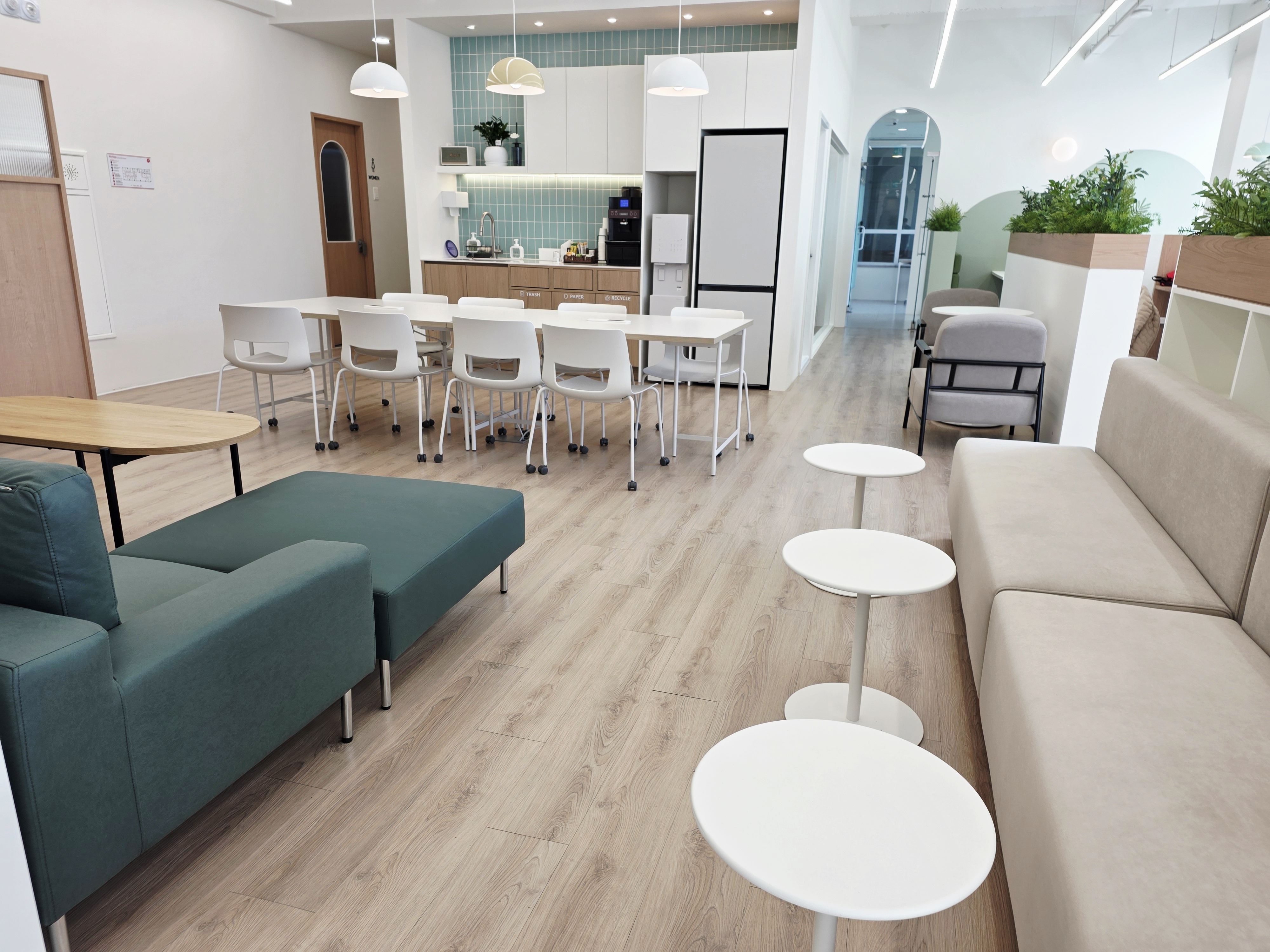 비즈인네스트 라운지 전경